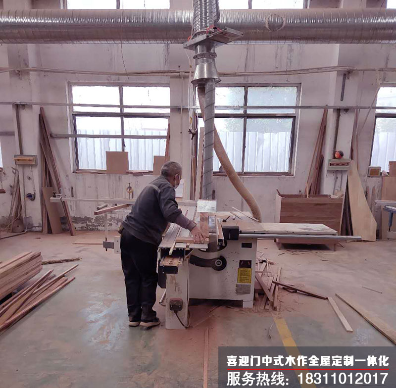 喜迎門(mén)仿古門(mén)窗廠工人師傅在進(jìn)行對(duì)木材的切割操作