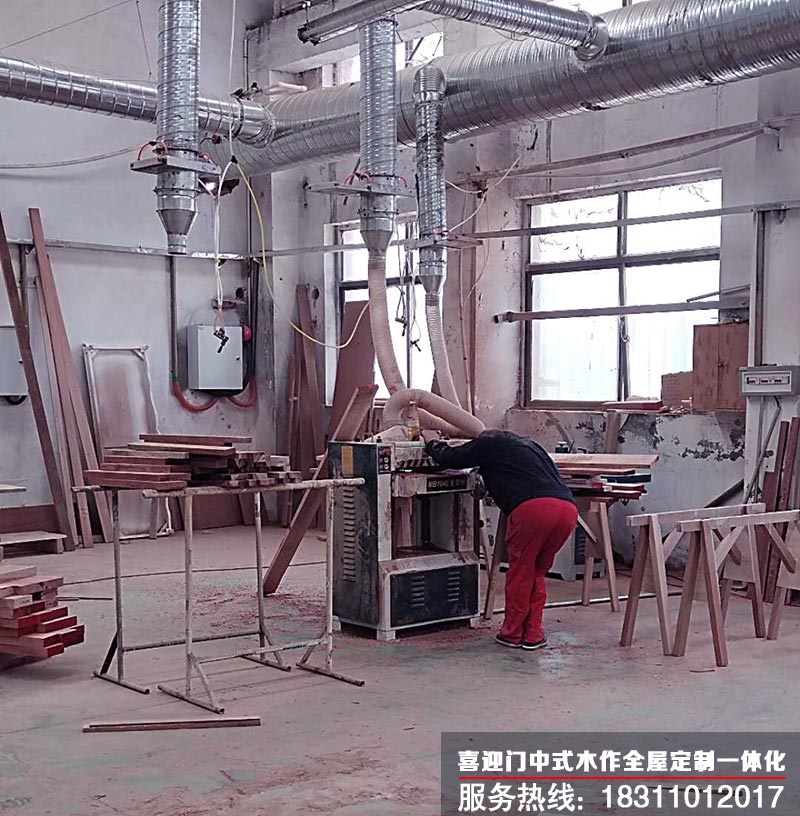 喜迎門(mén)工人師傅認(rèn)真的操作機(jī)器加工木作